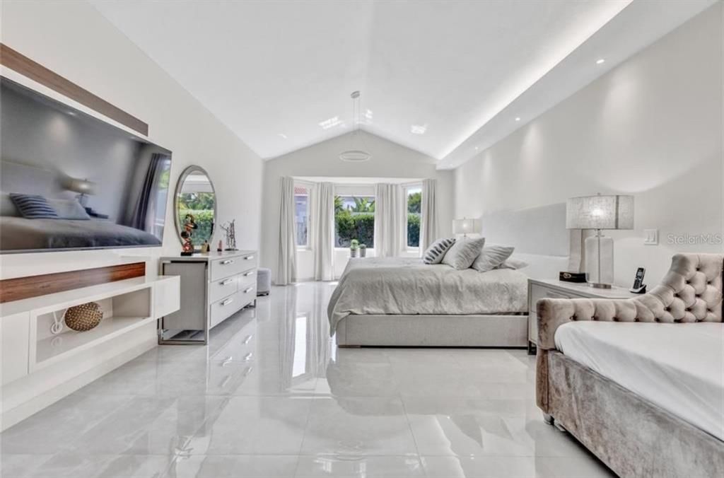 For Sale: $2,595,000 (4 beds, 5 baths, 4028 Square Feet)