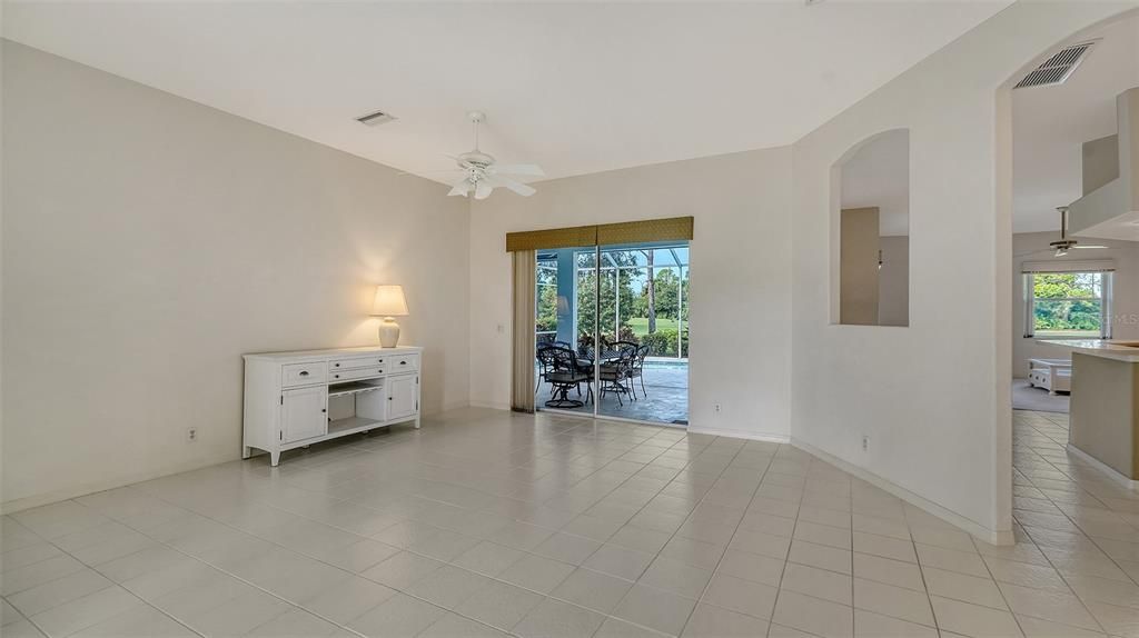 Под контрактом: $729,000 (3 спален, 2 ванн, 2345 Квадратных фут)