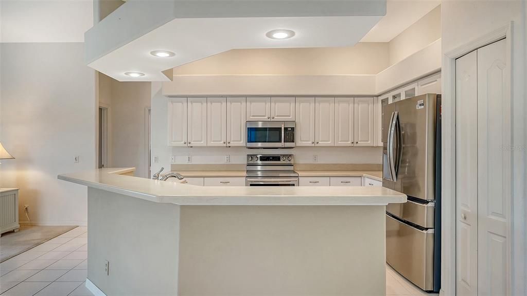 Под контрактом: $729,000 (3 спален, 2 ванн, 2345 Квадратных фут)