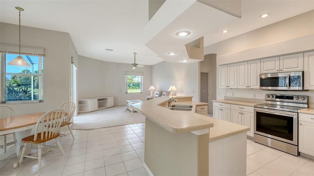 Под контрактом: $729,000 (3 спален, 2 ванн, 2345 Квадратных фут)