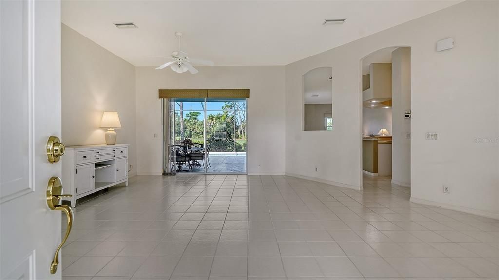 Под контрактом: $729,000 (3 спален, 2 ванн, 2345 Квадратных фут)