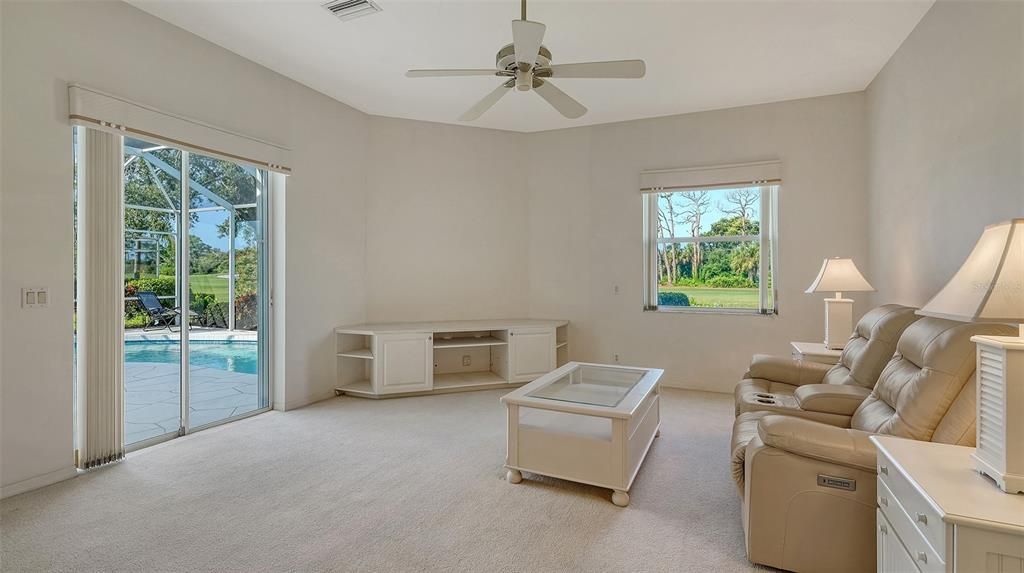 Под контрактом: $729,000 (3 спален, 2 ванн, 2345 Квадратных фут)