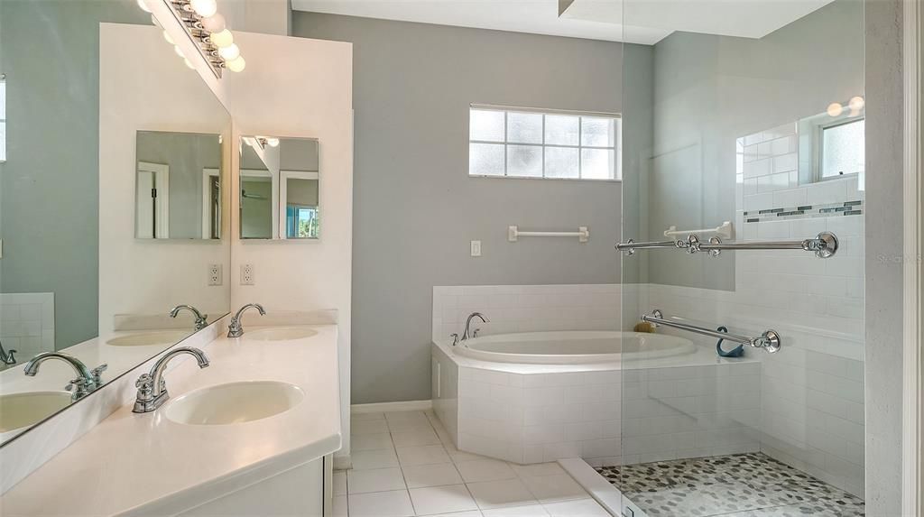 Под контрактом: $729,000 (3 спален, 2 ванн, 2345 Квадратных фут)