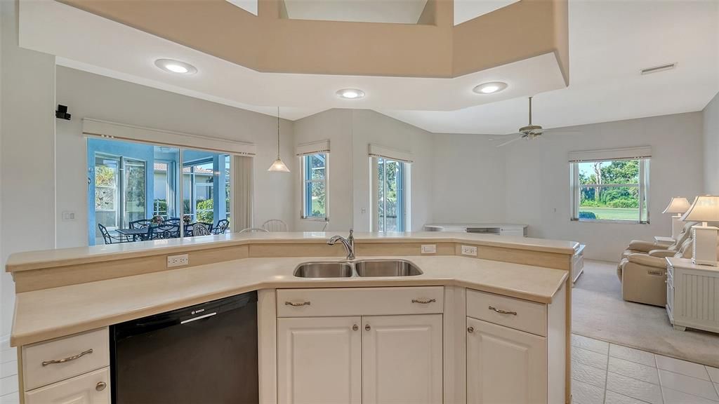 Под контрактом: $729,000 (3 спален, 2 ванн, 2345 Квадратных фут)