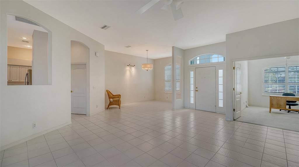 Под контрактом: $729,000 (3 спален, 2 ванн, 2345 Квадратных фут)