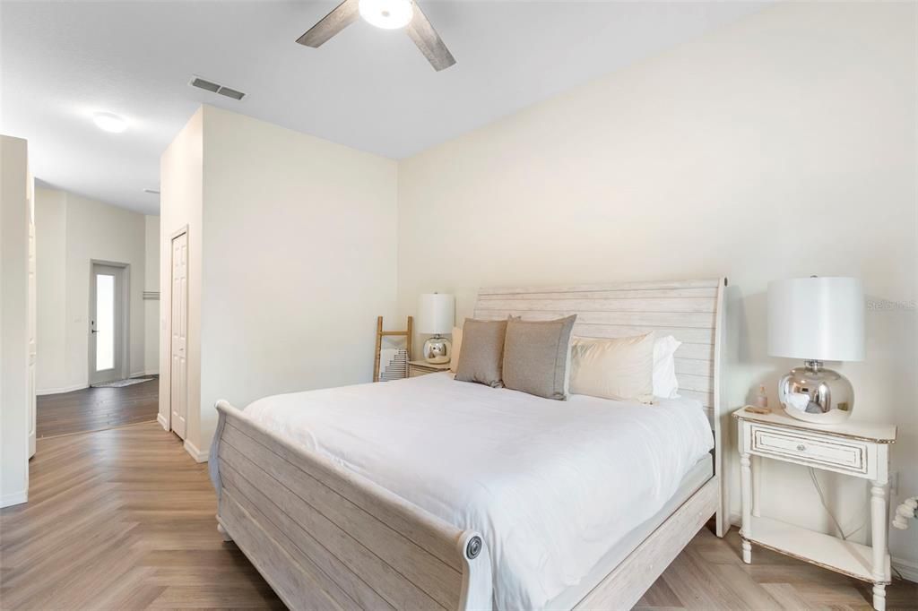 Под контрактом: $445,900 (3 спален, 2 ванн, 2108 Квадратных фут)