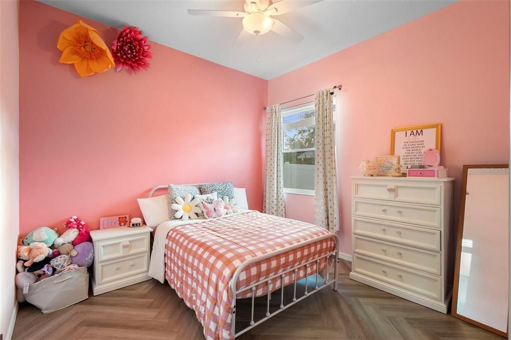 Под контрактом: $445,900 (3 спален, 2 ванн, 2108 Квадратных фут)