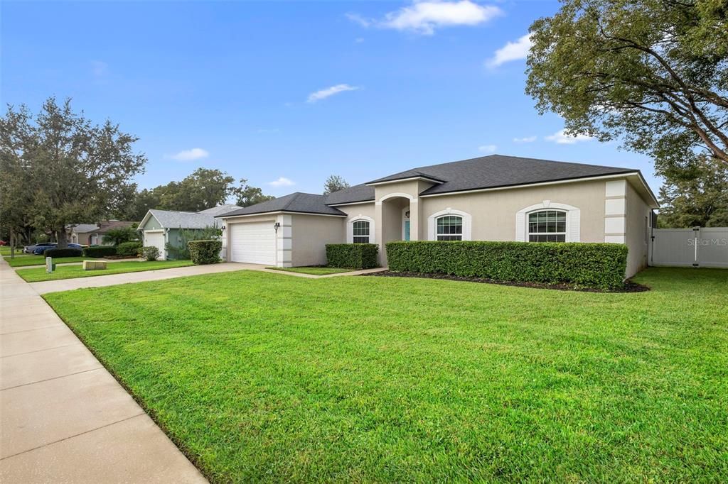 Под контрактом: $445,900 (3 спален, 2 ванн, 2108 Квадратных фут)