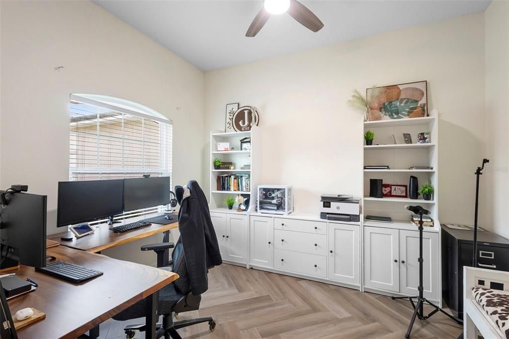 Под контрактом: $445,900 (3 спален, 2 ванн, 2108 Квадратных фут)