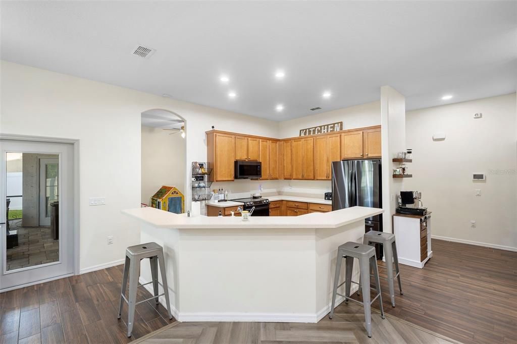 Под контрактом: $445,900 (3 спален, 2 ванн, 2108 Квадратных фут)