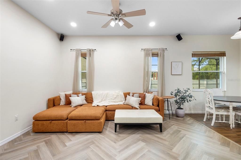 Под контрактом: $445,900 (3 спален, 2 ванн, 2108 Квадратных фут)