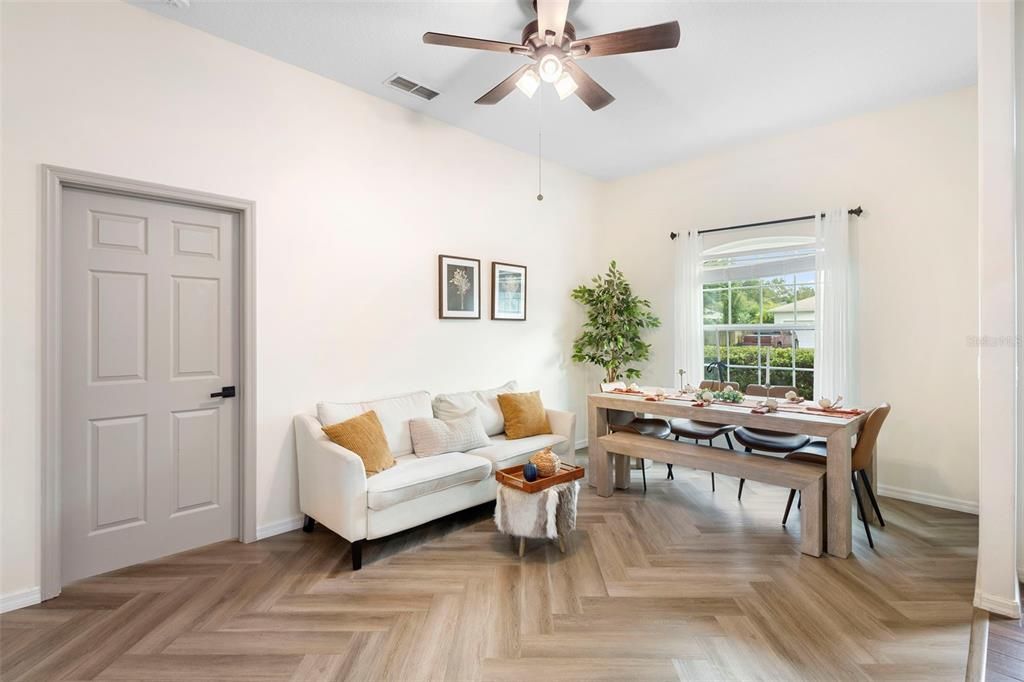 Под контрактом: $445,900 (3 спален, 2 ванн, 2108 Квадратных фут)