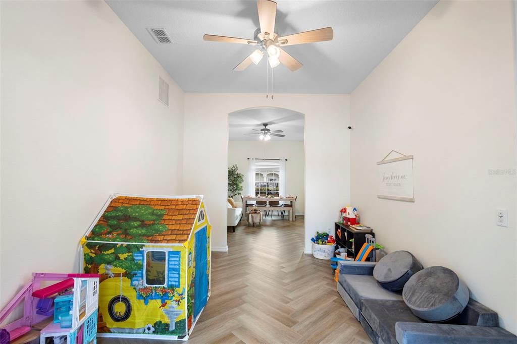 Под контрактом: $445,900 (3 спален, 2 ванн, 2108 Квадратных фут)