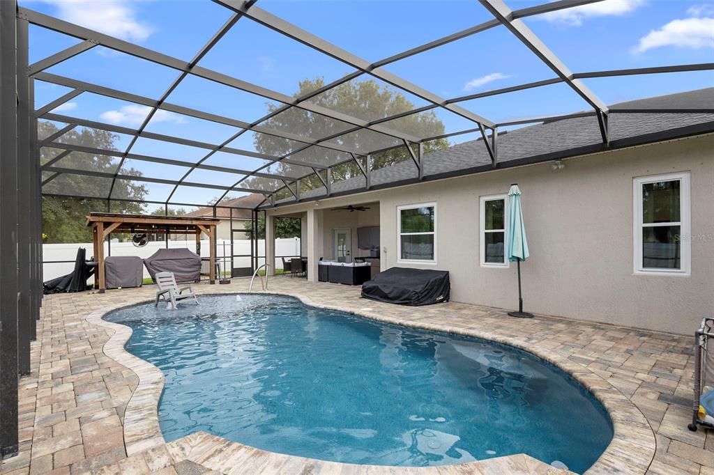 Под контрактом: $445,900 (3 спален, 2 ванн, 2108 Квадратных фут)