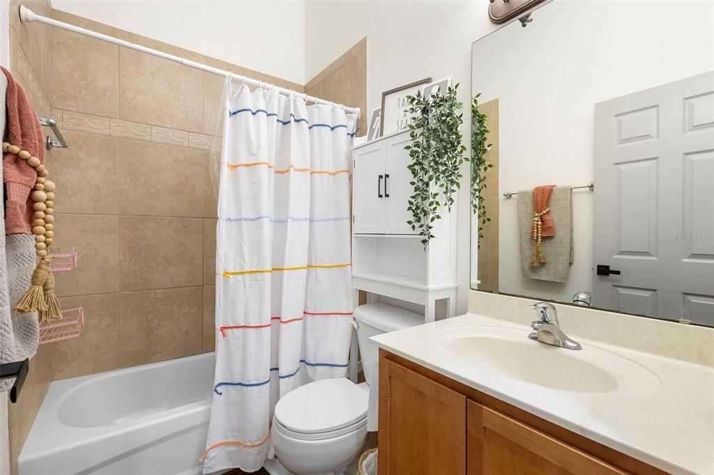 Под контрактом: $445,900 (3 спален, 2 ванн, 2108 Квадратных фут)