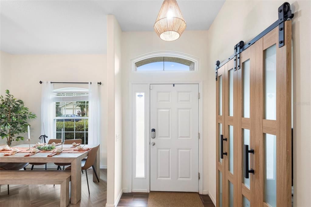 Под контрактом: $445,900 (3 спален, 2 ванн, 2108 Квадратных фут)