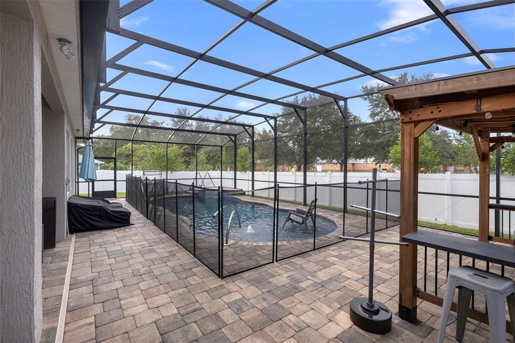 Под контрактом: $445,900 (3 спален, 2 ванн, 2108 Квадратных фут)