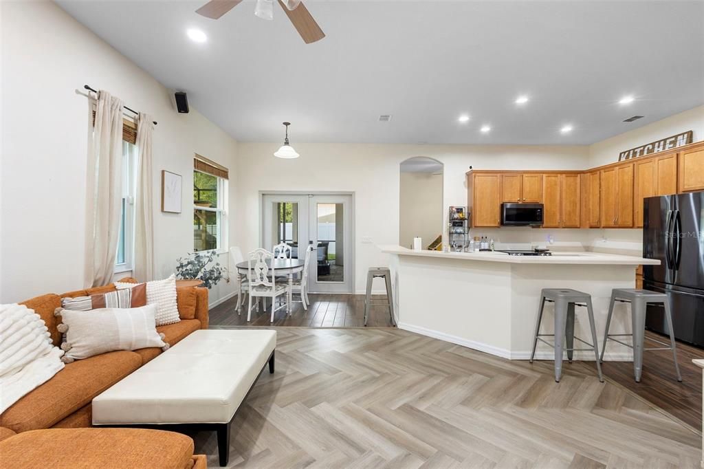 Под контрактом: $445,900 (3 спален, 2 ванн, 2108 Квадратных фут)