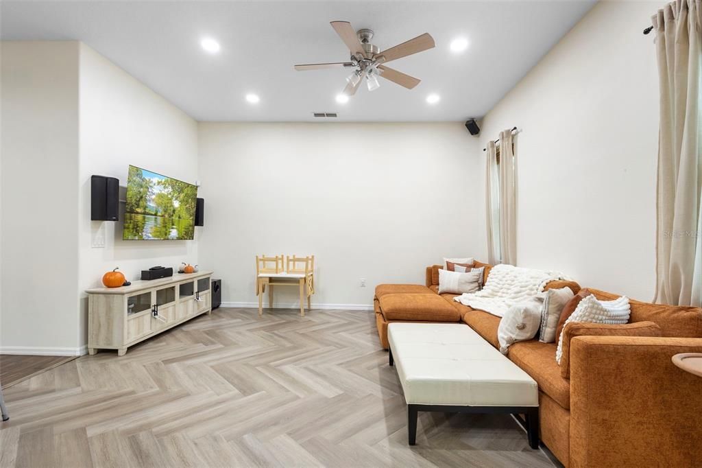 Под контрактом: $445,900 (3 спален, 2 ванн, 2108 Квадратных фут)