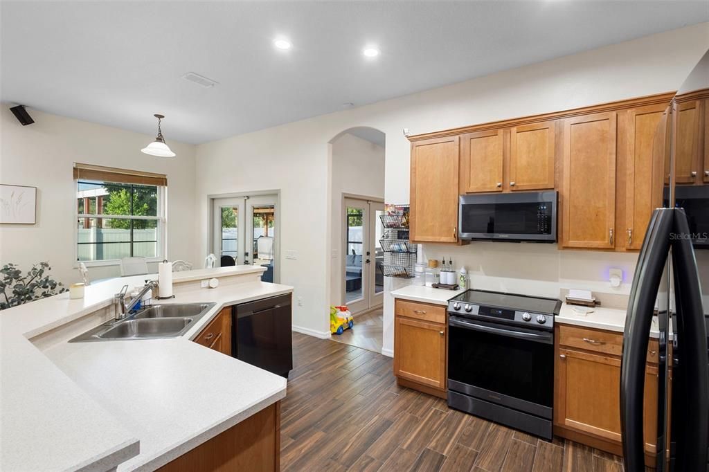 Под контрактом: $445,900 (3 спален, 2 ванн, 2108 Квадратных фут)