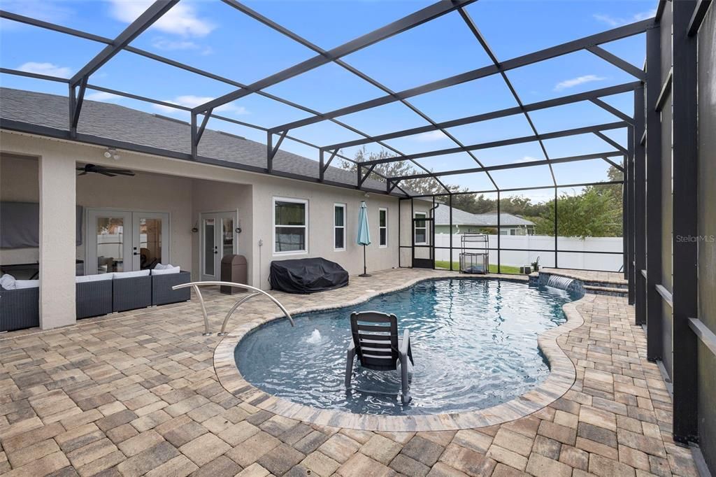 Под контрактом: $445,900 (3 спален, 2 ванн, 2108 Квадратных фут)