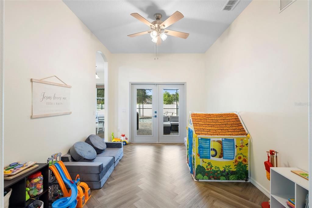 Под контрактом: $445,900 (3 спален, 2 ванн, 2108 Квадратных фут)