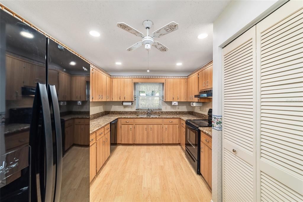 合同活跃: $144,900 (2 贝兹, 2 浴室, 1531 平方英尺)