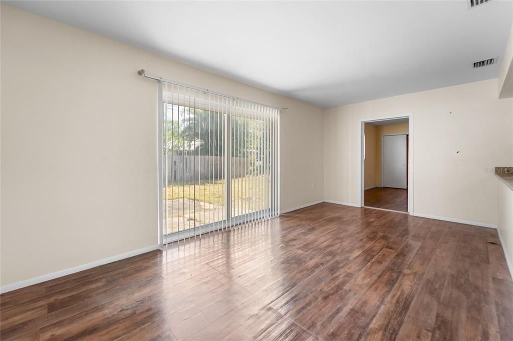 合同活跃: $225,000 (2 贝兹, 2 浴室, 1373 平方英尺)