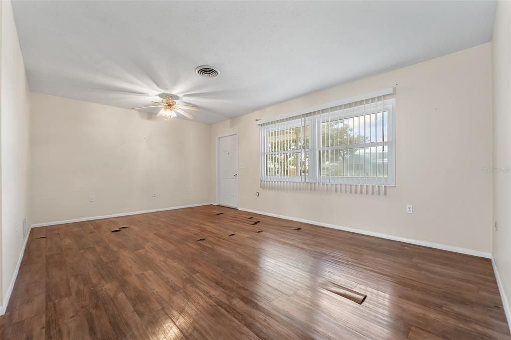 合同活跃: $225,000 (2 贝兹, 2 浴室, 1373 平方英尺)