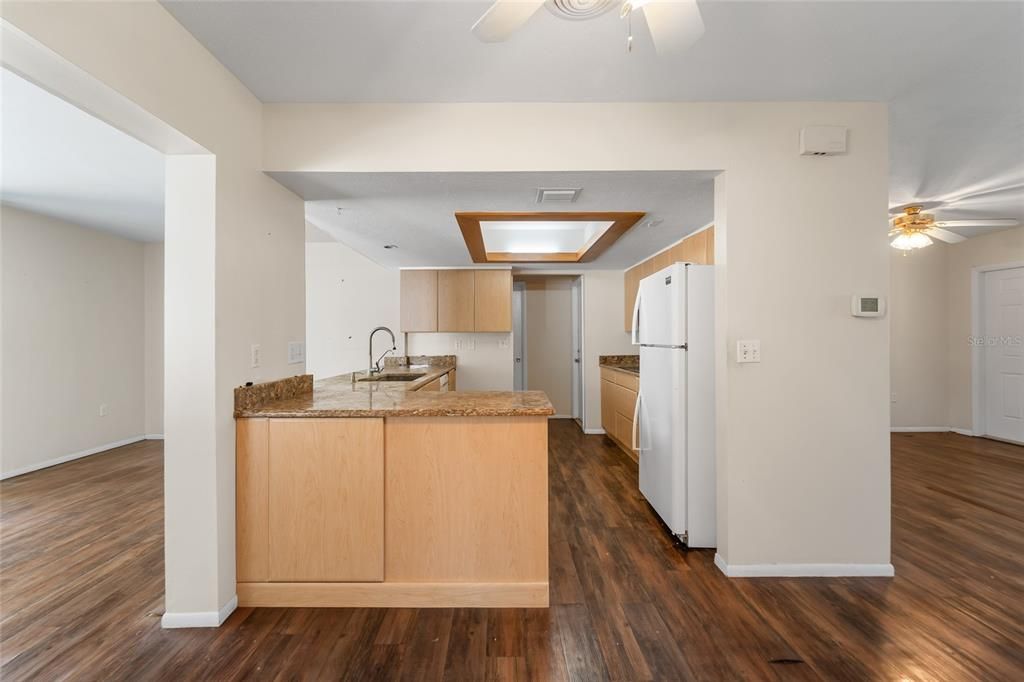 合同活跃: $225,000 (2 贝兹, 2 浴室, 1373 平方英尺)