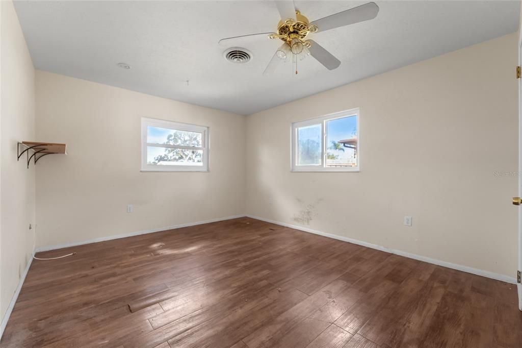 合同活跃: $225,000 (2 贝兹, 2 浴室, 1373 平方英尺)