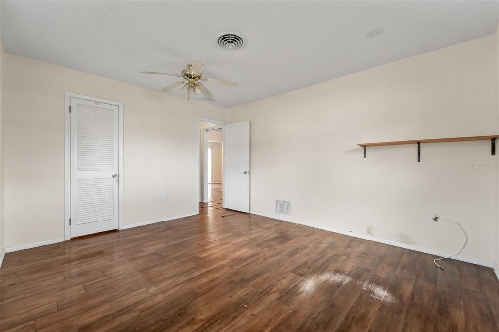 合同活跃: $225,000 (2 贝兹, 2 浴室, 1373 平方英尺)