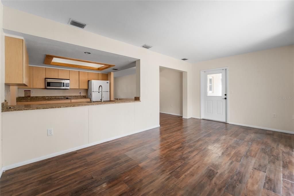 合同活跃: $225,000 (2 贝兹, 2 浴室, 1373 平方英尺)