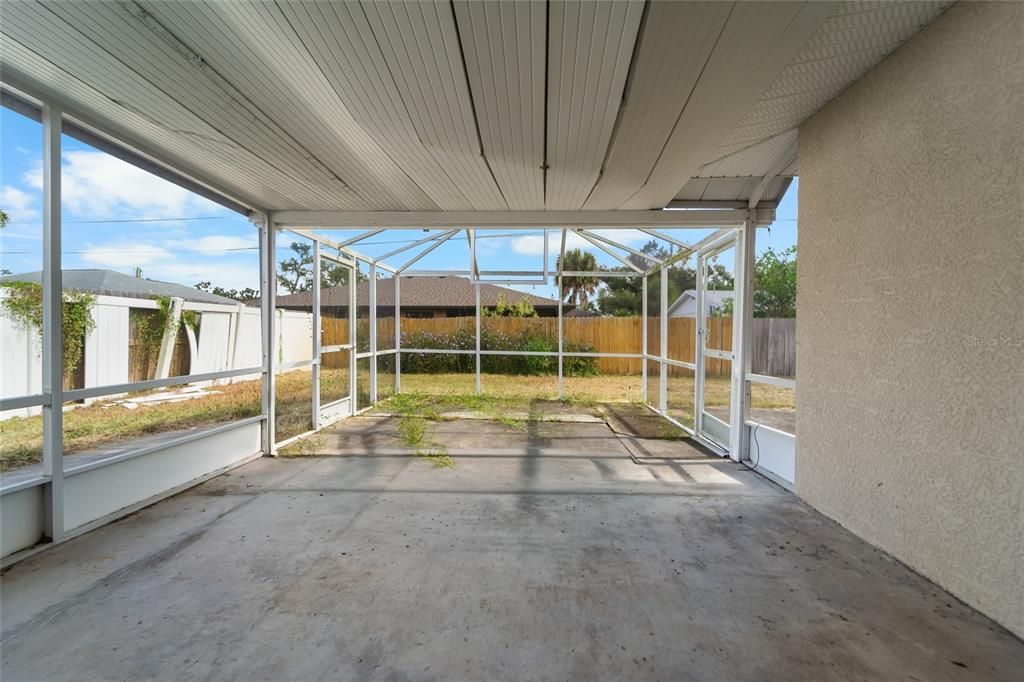 合同活跃: $225,000 (2 贝兹, 2 浴室, 1373 平方英尺)