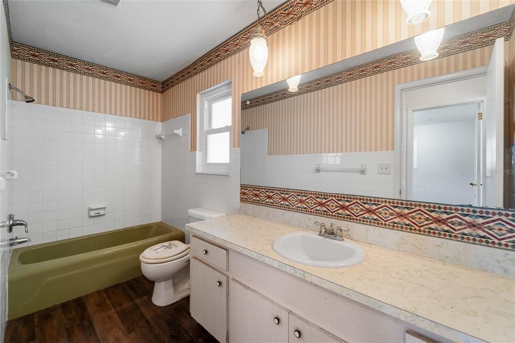 合同活跃: $225,000 (2 贝兹, 2 浴室, 1373 平方英尺)