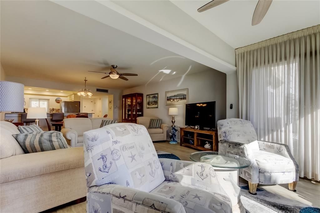 For Sale: $480,000 (2 beds, 2 baths, 1074 Square Feet)