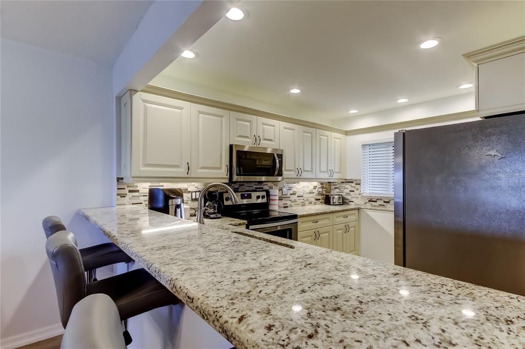 For Sale: $480,000 (2 beds, 2 baths, 1074 Square Feet)