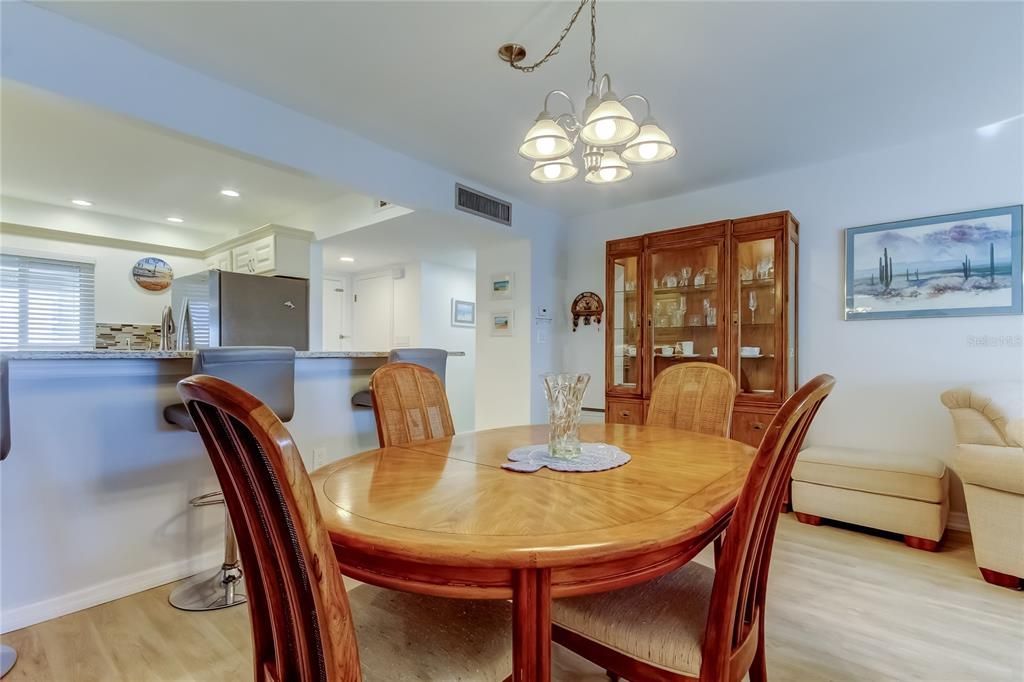 For Sale: $480,000 (2 beds, 2 baths, 1074 Square Feet)