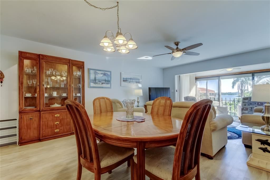 For Sale: $480,000 (2 beds, 2 baths, 1074 Square Feet)