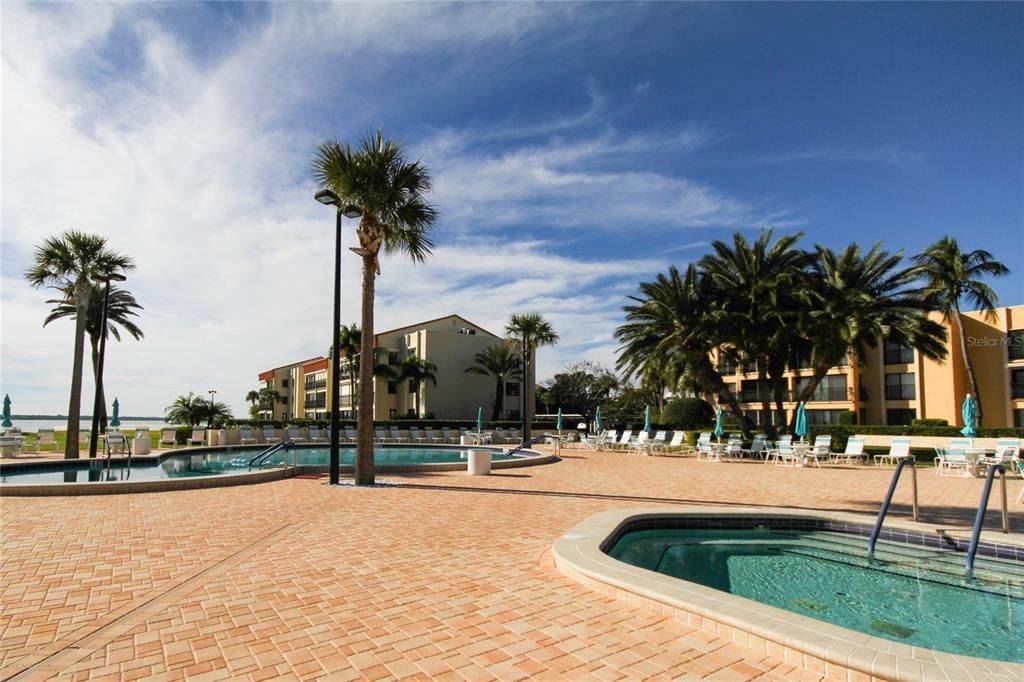 For Sale: $480,000 (2 beds, 2 baths, 1074 Square Feet)