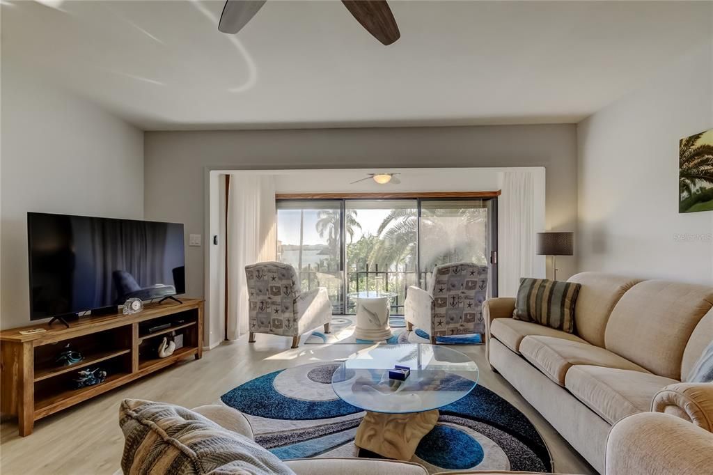 For Sale: $480,000 (2 beds, 2 baths, 1074 Square Feet)