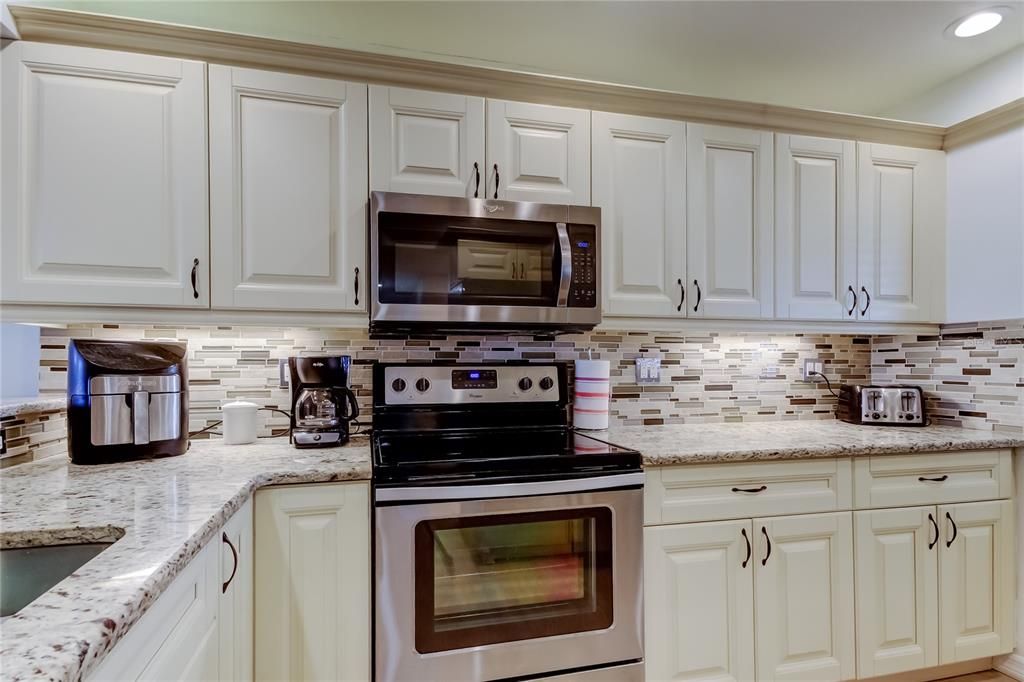 For Sale: $480,000 (2 beds, 2 baths, 1074 Square Feet)