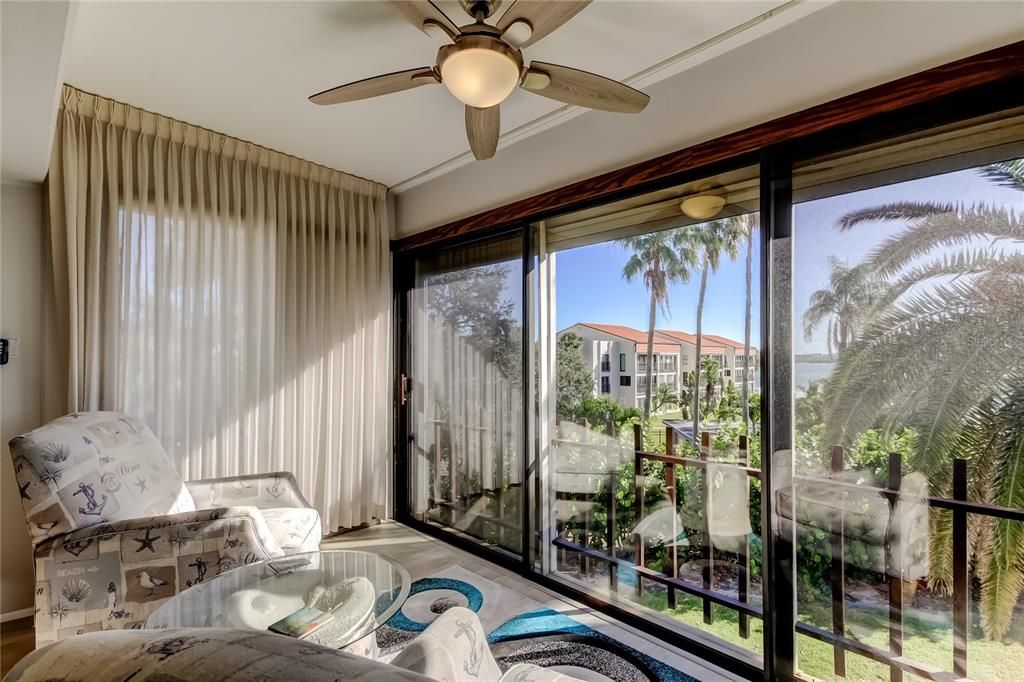 For Sale: $480,000 (2 beds, 2 baths, 1074 Square Feet)