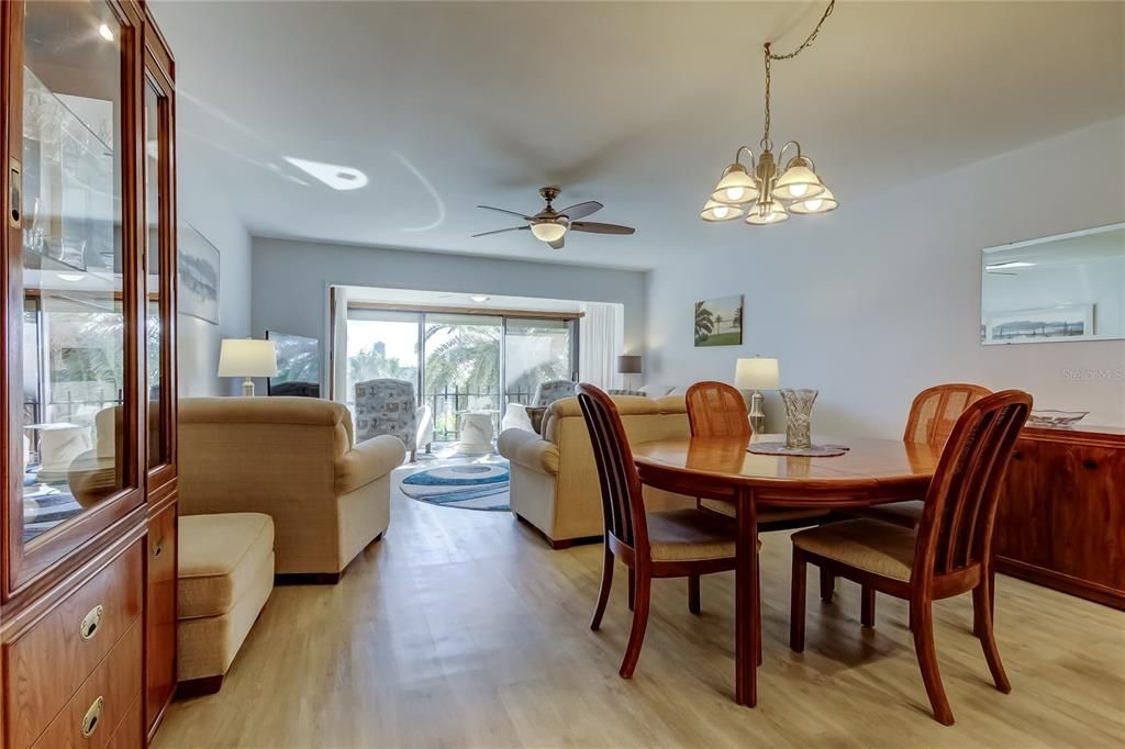 For Sale: $480,000 (2 beds, 2 baths, 1074 Square Feet)