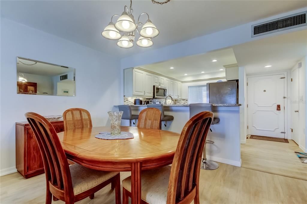 For Sale: $480,000 (2 beds, 2 baths, 1074 Square Feet)