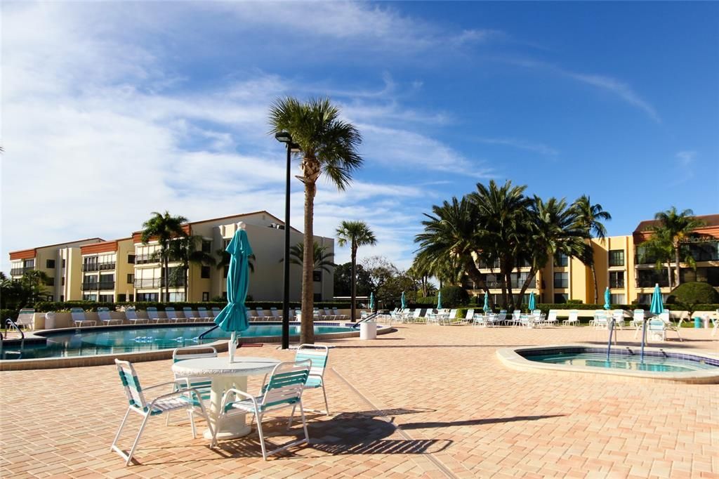 For Sale: $480,000 (2 beds, 2 baths, 1074 Square Feet)