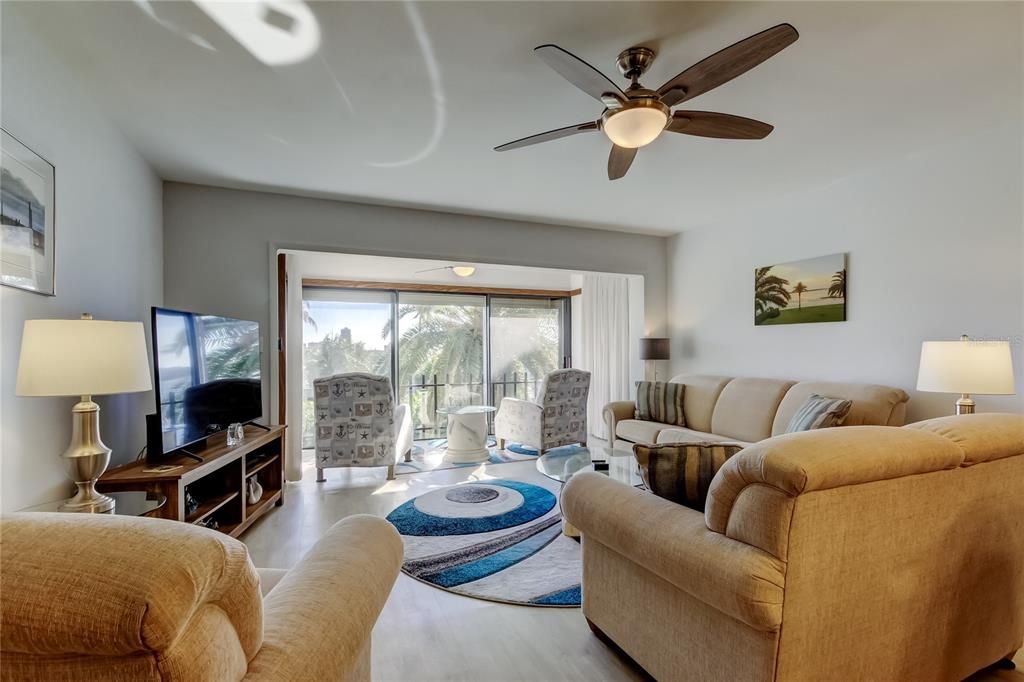 For Sale: $480,000 (2 beds, 2 baths, 1074 Square Feet)