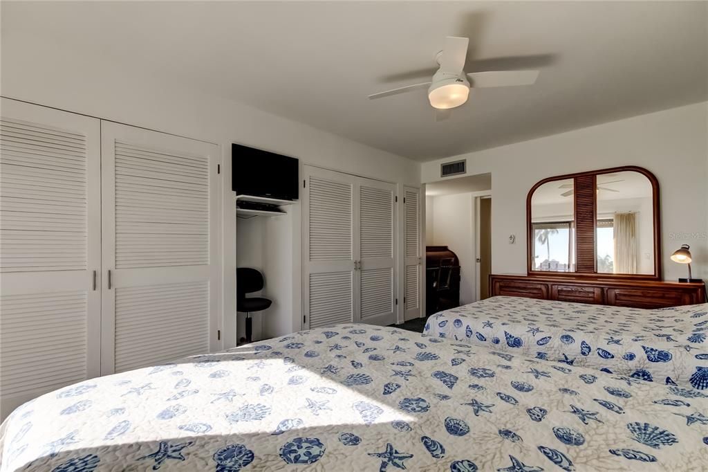 For Sale: $480,000 (2 beds, 2 baths, 1074 Square Feet)