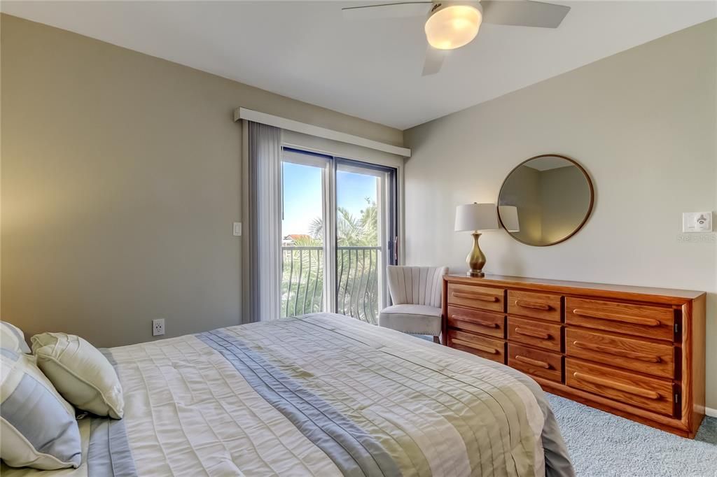 For Sale: $480,000 (2 beds, 2 baths, 1074 Square Feet)