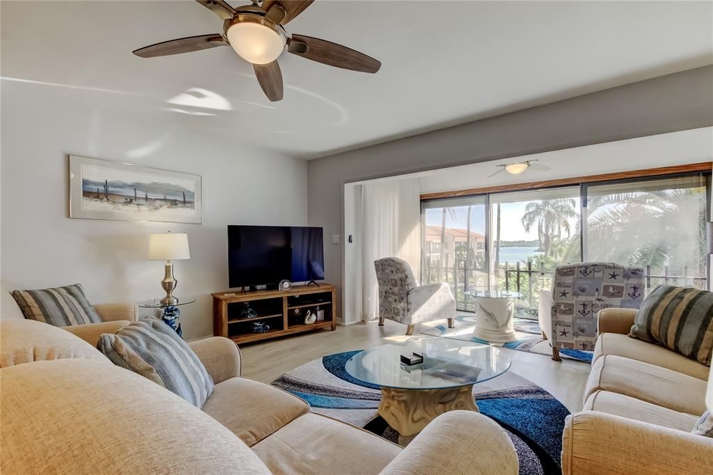 For Sale: $480,000 (2 beds, 2 baths, 1074 Square Feet)